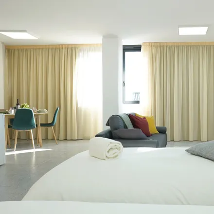 Rent this studio apartment on Rua das Musas in 4000-291 Porto, Portugal