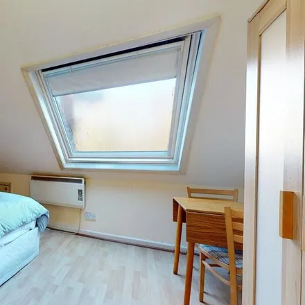 Rent this studio apartment on 37 Chatsworth Road in London, NW2 4BT