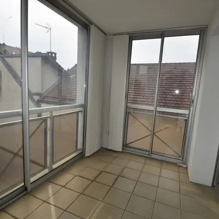 Rent this 4 bed apartment on 12 Rue Lecourbe in 39000 Lons-le-Saunier, France