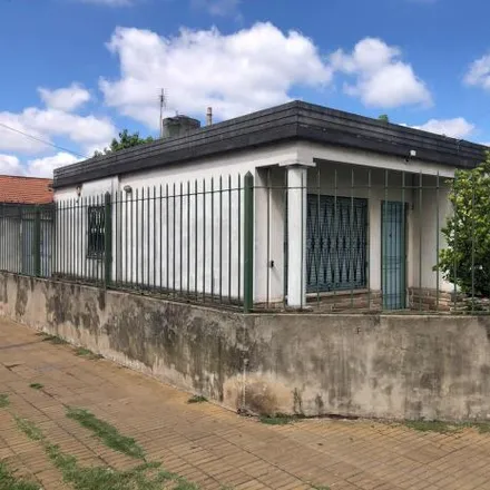 Rent this 2 bed house on Mosconi 498 in Partido de Lomas de Zamora, 1828 Banfield