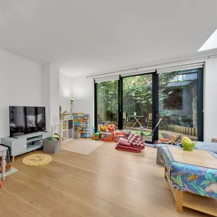 Rent this 4 bed townhouse on Seymour Road in London, W4 5EN