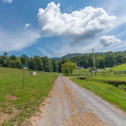 Image 2 - 428 Compromise Drive, Haywood County, NC 28785, USA - House for sale