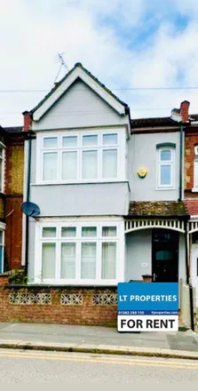 Rent this 3 bed townhouse on Ashburnham Road in Luton, LU1 1JS