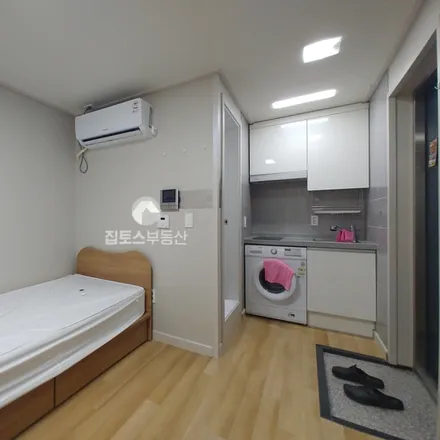 Rent this studio apartment on 서울특별시 관악구 봉천동 97-8