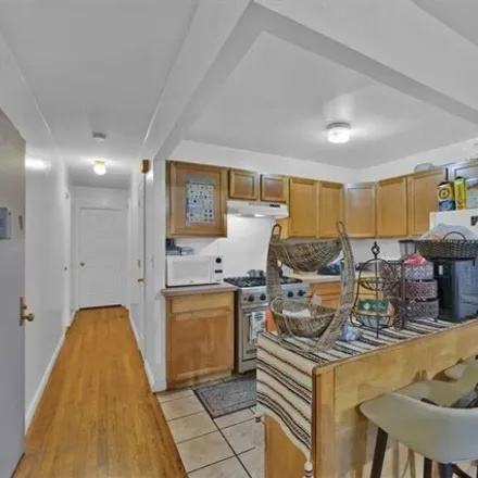 Image 7 - 931 E 216th St, New York, 10469 - House for sale