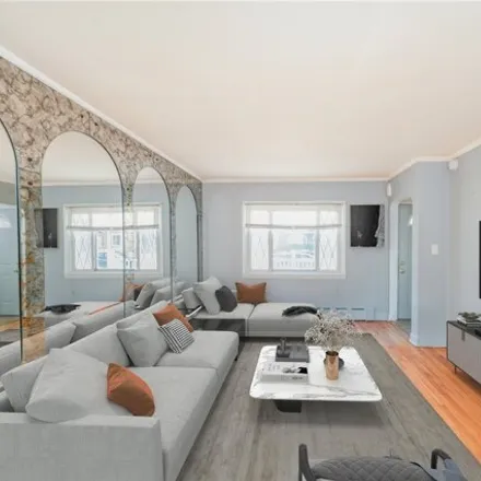 Image 3 - 81-23 252nd Street, New York, NY 11426, USA - House for sale
