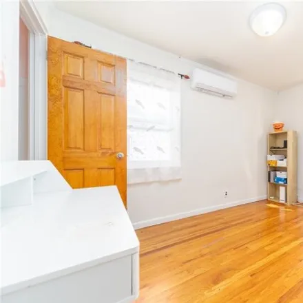 Image 7 - 40-02 202nd Street, New York, NY 11361, USA - Duplex for sale