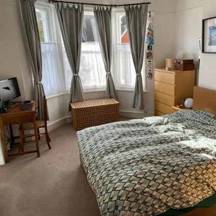 Image 2 - Stile Hall Gardens, Strand-on-the-Green, London, W4 3BP, United Kingdom - Apartment for rent