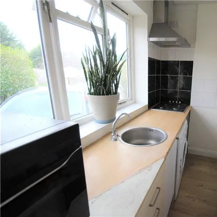 Image 5 - Larchwood Drive, Englefield Green, TW20 0SH, United Kingdom - Apartment for rent