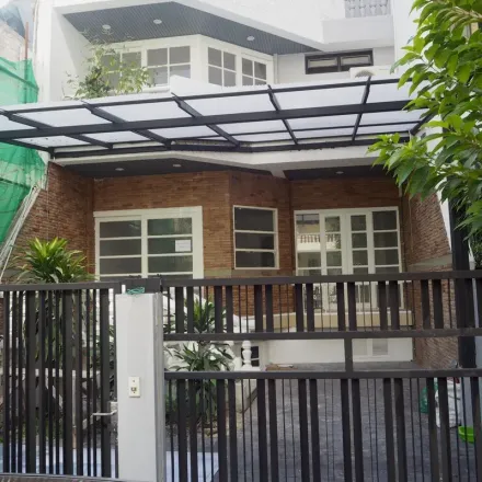Rent this 5 bed townhouse on Bangkok City Hall in Dinso Road, Phra Nakhon District