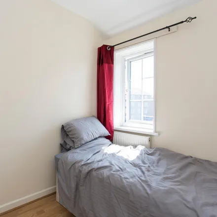 Rent this 5 bed room on 139 Westway in London, W12 7AP