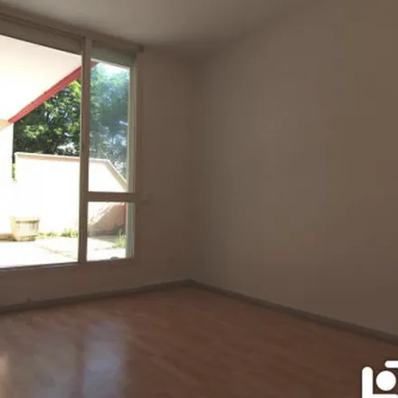 Rent this 3 bed apartment on 11 Rue Eugène Sue in 38100 Grenoble, France