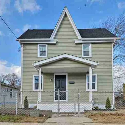 Rent this 3 bed house on 614 E Mulberry St