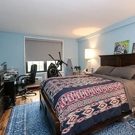 Image 5 - 75-26 Bell Boulevard, New York, NY 11364, USA - Apartment for sale