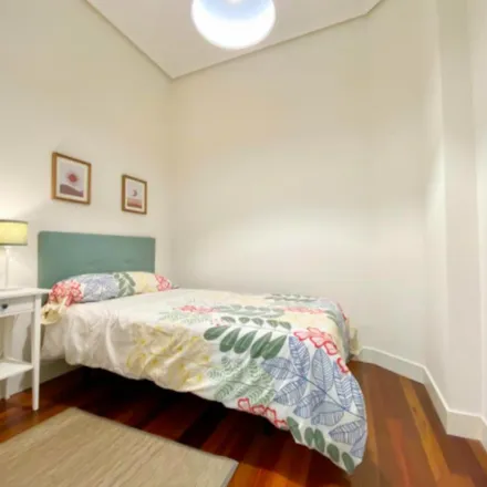 Rent this 5 bed apartment on Mariscos in Calle Colón de Larreátegui / Kolon Larreategi kalea, 48001 Bilbao