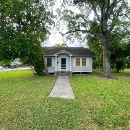 Buy this 2 bed house on 498 North George Street in Victoria, TX 77901