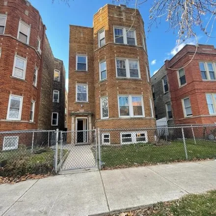 Rent this 3 bed apartment on 7450 North Artesian Avenue in Chicago, IL 60645