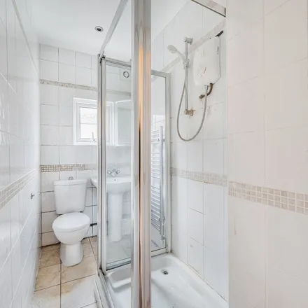 Rent this 3 bed apartment on Bikehangar 558 in Weir Road, London