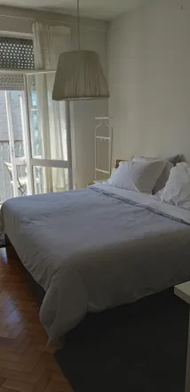 Rent this 3 bed room on Praça Mouzinho de Albuquerque 126 in 4050-322 Porto, Portugal