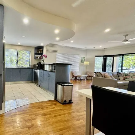 Rent this 4 bed apartment on North Ward QLD 4810