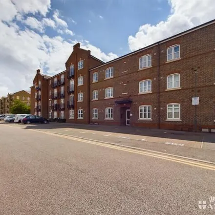 Buy this 1 bed apartment on Aylesbury Railway Station in Coxhill Way, Aylesbury