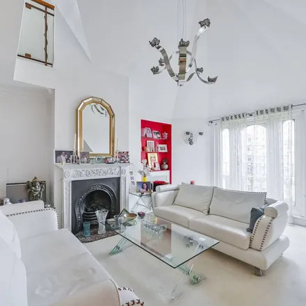 Rent this 3 bed apartment on Bickenhall Mansions in Bickenhall Street, London