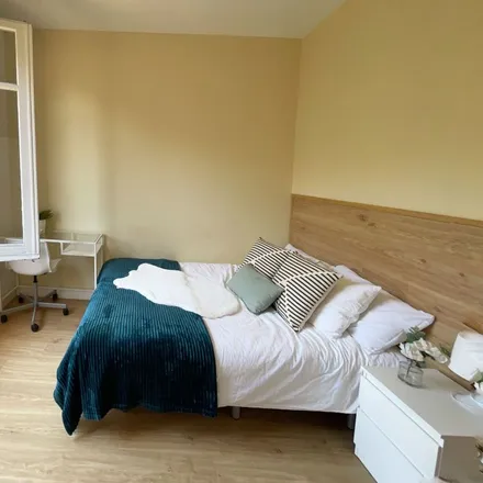 Rent this 12 bed room on Madrid in Escuela Profesional Javeriana, Calle de Alberto Aguilera