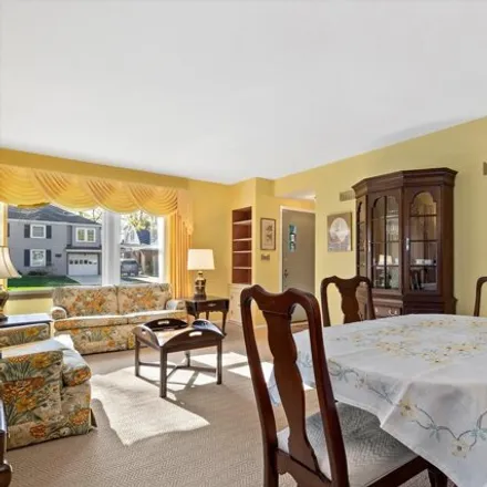 Image 6 - 4730 North Woodruff Avenue, Whitefish Bay, WI 53211, USA - House for sale