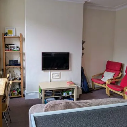 Image 5 - Bankfield Road, Leeds, LS4 2JT, United Kingdom - Townhouse for rent