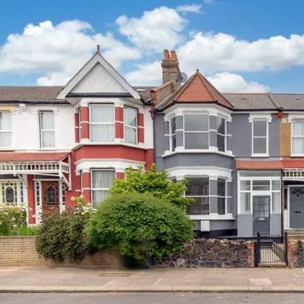 Rent this 4 bed townhouse on Squires Lane in London, N3 2QS