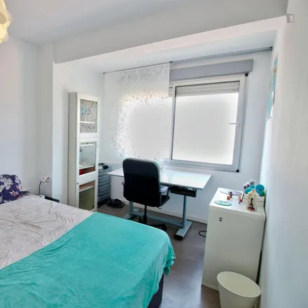 Rent this 3 bed room on Mercadona in Carrer de Campoamor, 46021 Valencia