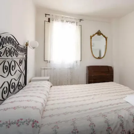Rent this 2 bed apartment on Sensus in Vicolo del Giglio, 22