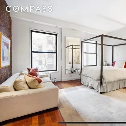 Image 2 - 56 West 82nd Street, New York, NY 10024, USA - Apartment for sale