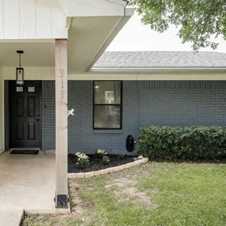 Buy this 3 bed house on 959 Rosedale Drive in Hewitt, TX 76643