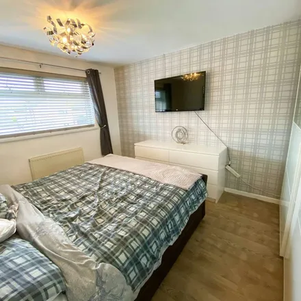 Rent this 3 bed duplex on Duncombe Close in Bramhall, SK7 3DD