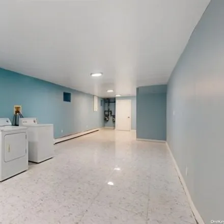 Image 3 - 105-07 177th Street, New York, NY 11433, USA - House for sale