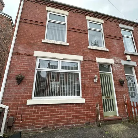 Rent this 3 bed townhouse on Darley Street in Gorse Hill, M32 0PN