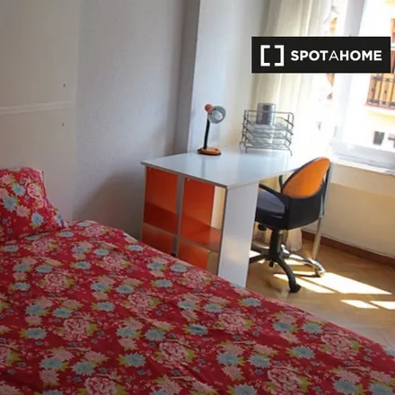 Rent this 6 bed room on Madrid in Calle de Donoso Cortés, 37