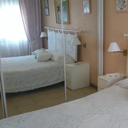 Rent this 3 bed room on Carrer de Sant Antoni Maria Claret in 39, 08001 Barcelona