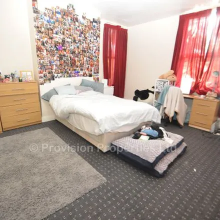 Rent this 8 bed duplex on Cardigan Road Victoria Road in Cardigan Road, Leeds