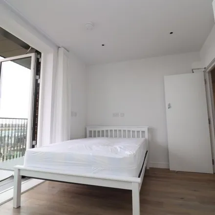 Rent this 3 bed apartment on Iris House in Cedrus Avenue, London