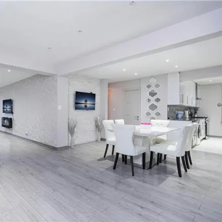 Image 4 - 10 Margaret Court, New York, NY 11235, USA - Apartment for sale