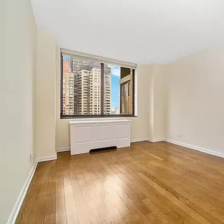 Image 3 - 245 E 44th St Apt 17E, New York, 10017 - Apartment for rent