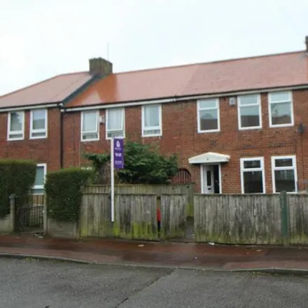 Rent this 3 bed townhouse on Holmesdale Road in Newcastle upon Tyne, NE5 3NB