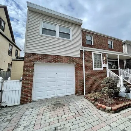 Rent this 4 bed house on 231 78th Street in Hudson Heights, North Bergen