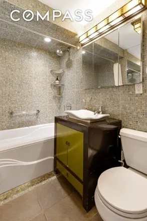 Image 7 - 17 Waverly Place, New York, NY 10003, USA - Apartment for sale