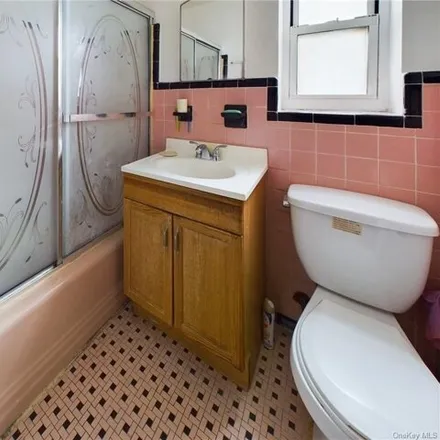 Image 6 - 2732 Morgan Avenue, New York, NY 10469, USA - Duplex for sale