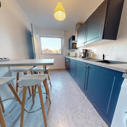 Rent this 3 bed apartment on 23 Rue Châteaubriand in 63100 Clermont-Ferrand, France