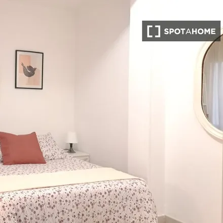 Rent this 4 bed room on Calle de Antonio Sangenis in 70-72, 50010 Zaragoza
