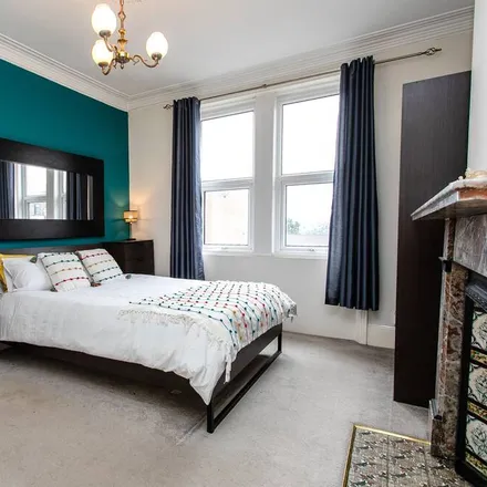 Rent this 5 bed apartment on Gateshead in NE8 4TJ, United Kingdom